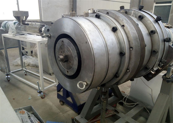 Un bon prix. La machine d'extrusion de tuyau du HDPE/LDPE pour l'irrigation, 2 ou 3 Co-expulsant meurent extrudeuse de tuyau en ligne