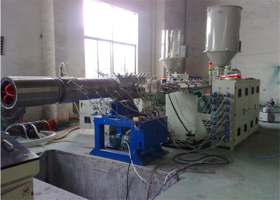 Un bon prix. Extrudeuse ondulée de tuyau d'extrusion de la CE de machine de PVC de PE de mur en plastique de double en ligne