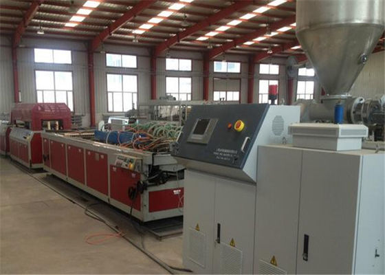 Un bon prix. Profil de WPC faisant à fabrication la machine en plastique, machine en plastique d'extrusion de profil de décellulation en ligne