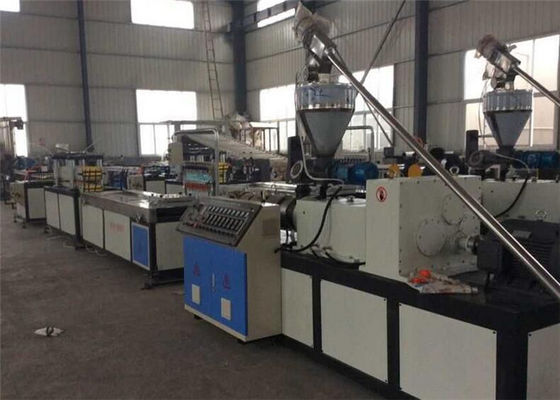 Un bon prix. Machine en plastique d'extrudeuse de production en plastique en bois de profil, équipement en plastique d'extrusion en ligne