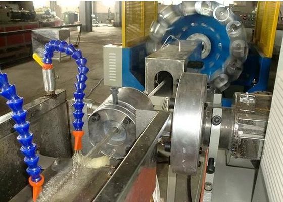 Un bon prix. Tuyau d'arrosage de PVC faisant à machine la ligne en plastique d'extrusion, chaîne de production de tissu-renforcé de tuyau de PVC de vis jumelle en ligne