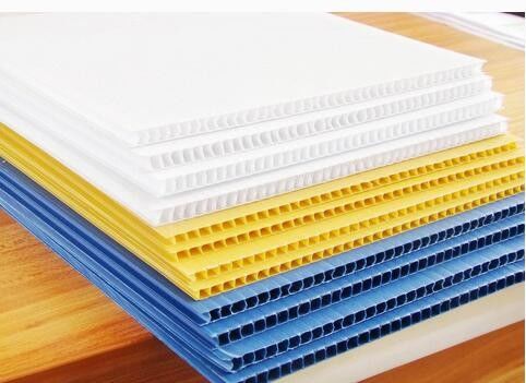 Un bon prix. Ligne en plastique d'extrusion de conseil de grille creuse de PC, extrudeuse de conseil de grille de cavité de décoration de PC en ligne