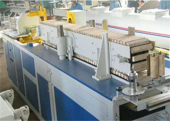 Un bon prix. Ligne en plastique d'extrusion de profil de PVC pour la porte de PVC et Windows faisant la machine en ligne