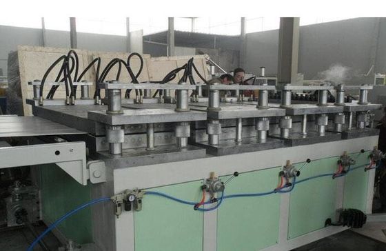 Un bon prix. Calibre de construction de WPC faisant la machine, chaîne de production de Wpc/extrudeuse en ligne