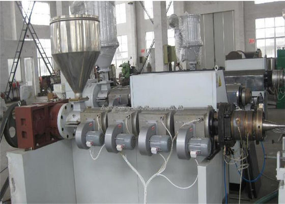 Un bon prix. Tuyau ondulé de PVC faisant à machine la boudineuse à vis jumelle, machine à mur unique d'extrusion de tuyau de PVC en ligne