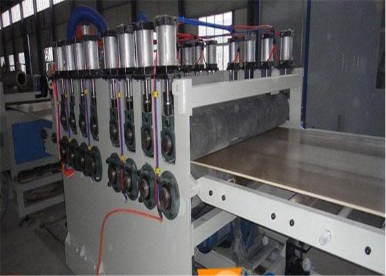 Un bon prix. Machine durable de panneau de mousse de PVC WPC pour le panneau de porte faisant, moteur de puissance en ligne