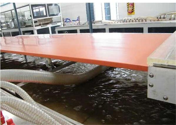 Un bon prix. Chaîne de production complètement automatique de conseil de WPC, chaîne de production de panneau de mousse de PVC CE/ISO9001 en ligne