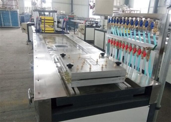 Un bon prix. Ligne en plastique d'extrusion de panneau d'UL de la CE, panneau de PVC faisant la machine pour des meubles en ligne