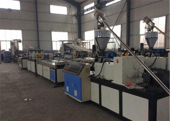 Un bon prix. Chaîne de production en plastique de panneau de l'extrusion WPC de conseil avec la vis deux en ligne