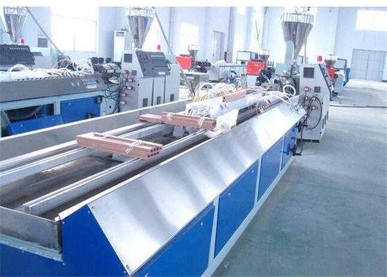 Un bon prix. Conseil de WPC faisant la machine, extrudeuse en plastique en bois de porte de cavité de PVC WPC en ligne