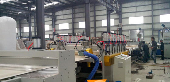 Un bon prix. Chaîne de production de panneau de PVC/WPC de résistance à l'eau ligne d'extrusion de Wpc en ligne