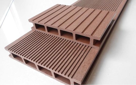 Un bon prix. Palette en bois de machine de mousse de polyuréthane de toit de PVC pour la publicité de Buidling en ligne