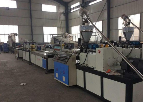Un bon prix. Ligne d'extrusion du panneau de plate-forme WPC avec la boudineuse à vis jumelle conique en ligne