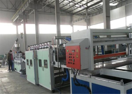 Un bon prix. chaîne de production en plastique de panneau de croûte de PVC de 55Kw WPC/ligne d'extrusion feuille de mousse en ligne