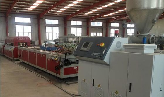 Un bon prix. Ligne composée en plastique en bois d'extrusion de panneau d'affichage, complètement automatique en ligne
