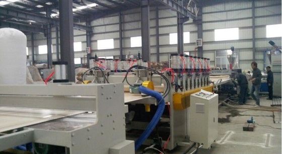 Un bon prix. Ligne composée en plastique en bois d'extrusion de PVC WPC pour la production de profil de fenêtre en ligne