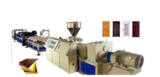 Un bon prix. La ligne en plastique d'extrusion de profil de PVC/profil en plastique a écumé chaîne de production de panneau de mur de PVC en ligne