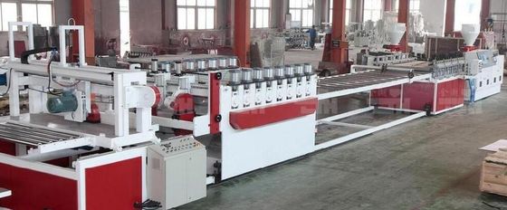 Un bon prix. Chaîne de production en plastique en bois de la vis deux conique, machines d'extrusion de WPC en ligne