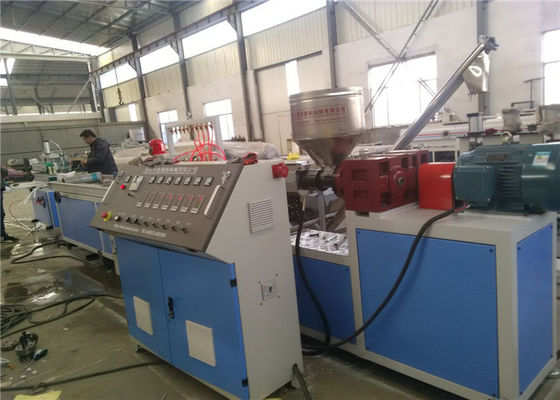 Un bon prix. Machine en plastique ignifuge d'extrusion de profil d'UPVC en ligne