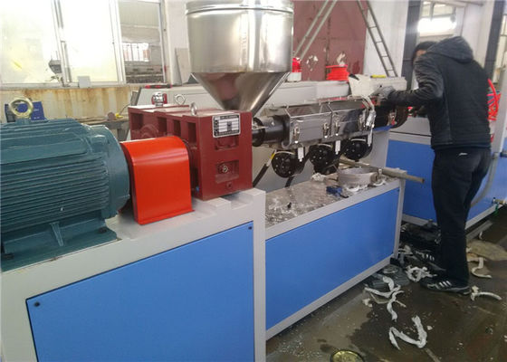 Un bon prix. Ligne d'extrusion de profilés de fenêtres et de portes en PVC, machine de fabrication de profilés de portes et de cadres en WPC, extrusion de cônes en plastique en ligne