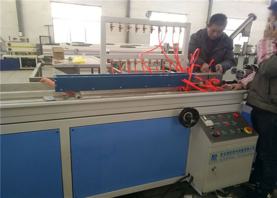Un bon prix. Double ligne d'extrusion de profil de porte de PVC WPC de la vis 100kg/H en ligne