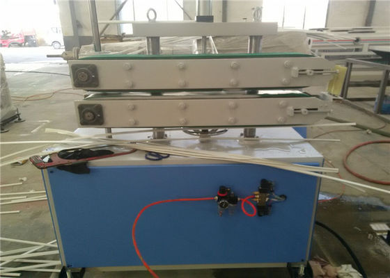 Un bon prix. Chaîne de production en bois de profil du plastique WPC de PVC moteur complètement automatique de Siemens en ligne