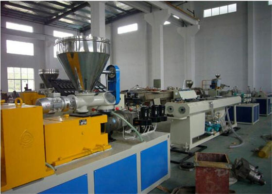 Un bon prix. Tuyau en plastique de PVC de machine d'extrusion de rendement élevé faisant la machine avec la vis jumelle en ligne
