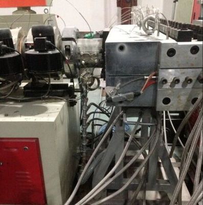 Un bon prix. Chaîne de production en plastique de calibre de construction de vis de la chaîne de production de conseil de WPC double/WPC en ligne
