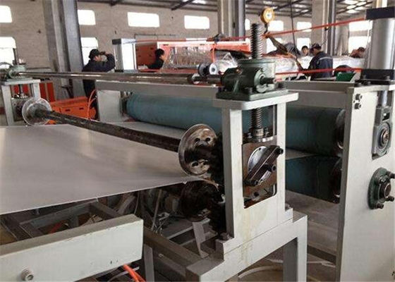 Un bon prix. Ligne en plastique d'extrusion de feuille de PVC WPC, chaîne de production de feuille de décoration de PVC WPC en ligne