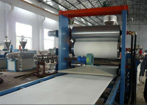 Un bon prix. Chaîne de production en plastique libre de conseil, pelant la ligne d'extrusion de panneau de mousse de PVC en ligne