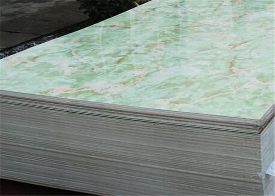 Un bon prix. Le PVC en plastique de processus d'extrusion de feuille de PVC décorent la chaîne de production en plastique de feuille en ligne