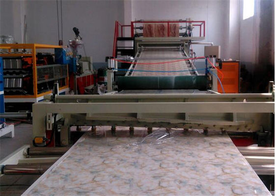 Un bon prix. Ligne décorative d'extrusion de feuille de panneau de plafond de PVC de rendement élevé, panneau décoratif de PVC faisant la machine avec la vis jumelle en ligne