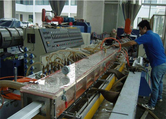 Un bon prix. Ligne d'extrusion de profil de double vis/machine en plastique d'extrusion profil de Wpc en ligne