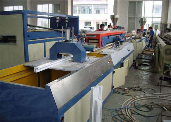 Un bon prix. Ligne en plastique d'extrusion de profil de PVC d'UPVC avec 120 - 150 kg/h heures de capacité en ligne
