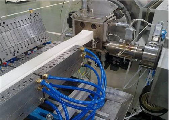 Un bon prix. Ligne en plastique feuille en plastique en bois d'extrusion de profil de PE de la CE ISO9001 pp de conseil en ligne