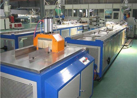 Un bon prix. Ligne d'extrusion de profil de PVC de porte et de Windows, machines en plastique d'extrusion de profil en ligne