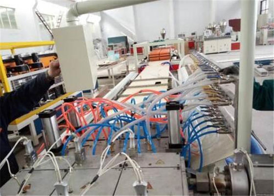 Un bon prix. Ligne en plastique d'extrusion de profil de PLC, chaîne de production en plastique de profil de PE de PVC pp pour le panneau en ligne
