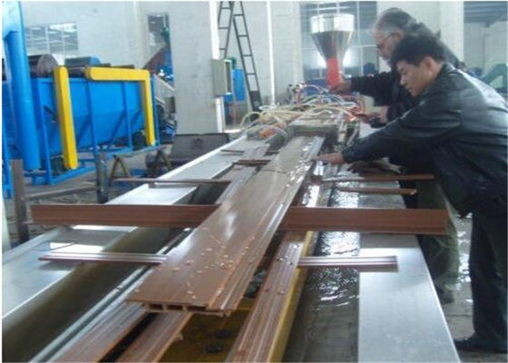 Un bon prix. Ligne en plastique d'extrusion de profil d'excellente représentation pour faire le profil de marbre de PVC en ligne
