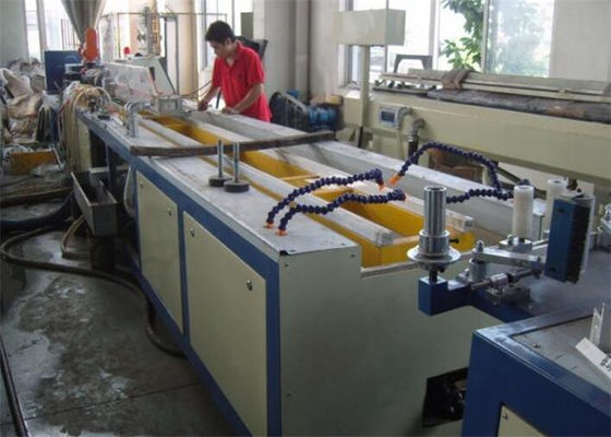 Un bon prix. Chaîne de production en plastique de profil de pp de PE de profil d'extrusion de PE en plastique de la ligne/pp pour la décoration en ligne