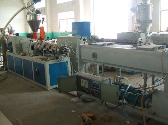 Un bon prix. Tuyau de tube isolant faisant la machine ligne d'extrusion de tuyau de jumeau de PVC de 16 - de 63mm en ligne