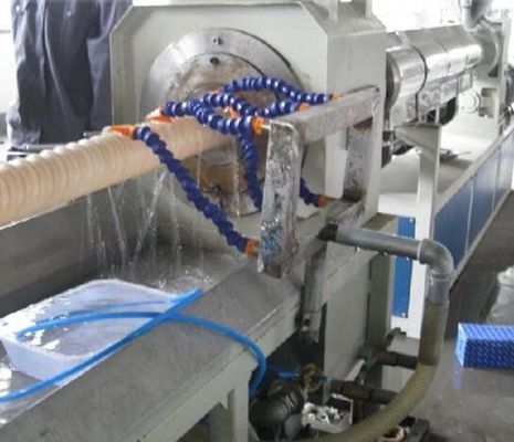 Un bon prix. Ligne en plastique d'extrusion de vis simple pour la production de renfort en spirale de tuyau de carbone de PE en ligne