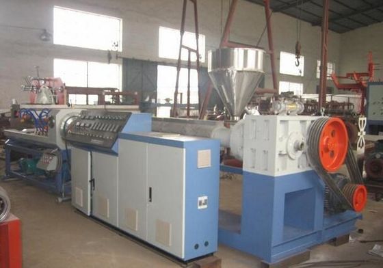 Un bon prix. La chaîne de production de conduit en spirale/spirale en plastique de PE a renforcé faire la machine en ligne