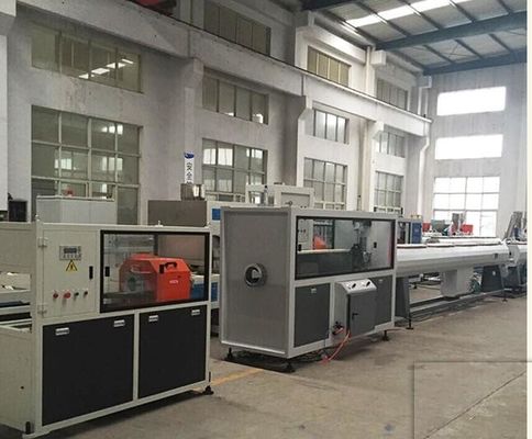 Un bon prix. Ligne en plastique à haute production d'extrusion de PVC, chaîne de production jumelle d'extrusion de tuyau de PVC en ligne