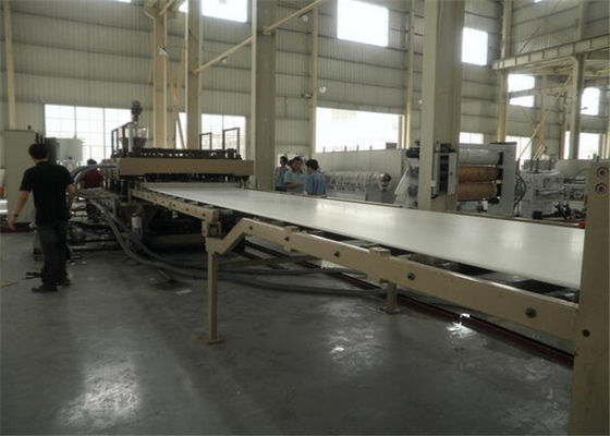 Un bon prix. Machine d'extrusion du calibre WPC de construction, ligne en plastique en bois d'extrusion de la porte WPC en ligne