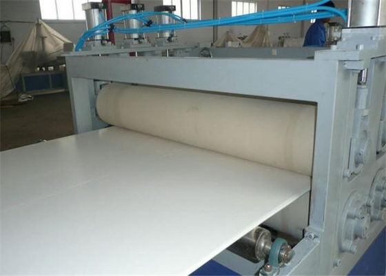 Un bon prix. Profil écumant de PVC/panneau en bois de porte rendant la machine complètement automatique en ligne