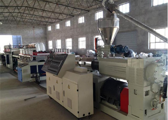 Un bon prix. PVC WPC pelant la chaîne de production de conseil, machine en plastique d'extrusion de conseil en ligne