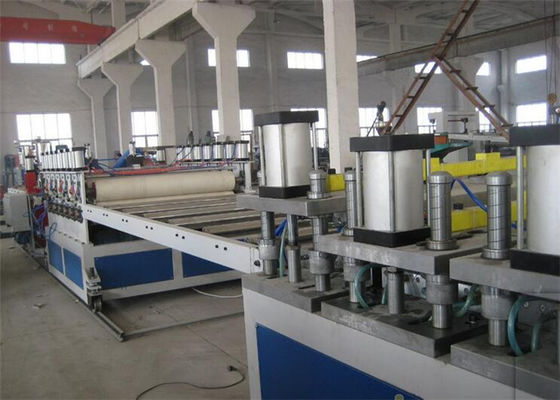 Un bon prix. Chaîne de production de panneau de calibre de bâtiment de WPC chaîne de production de panneau de mousse de croûte de PVC de WPC en ligne