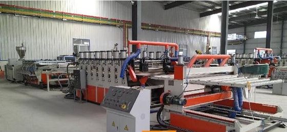 Un bon prix. Decking composé en plastique en bois de la ligne d'extrusion d'extrudeuse en plastique/WPC faisant la machine en ligne