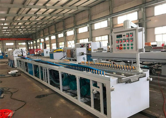 Un bon prix. Ligne d'extrusion de profil de PVC de porte de fenêtre, chaîne de production en plastique de profil en ligne