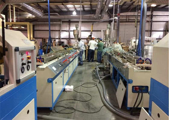 Un bon prix. Ligne d'extrusion de cadre de plancher de mur de fenêtre de PE de PVC WPC pp, profil en plastique de PE de pp faisant des machines en ligne